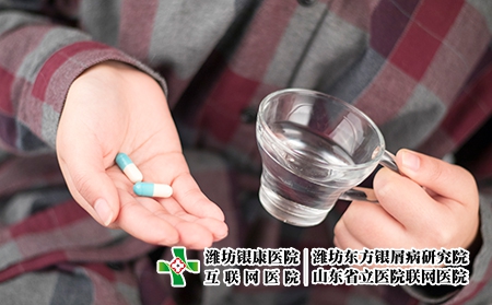 摄图网_500209188_准备吃药的人（企业商用）药
