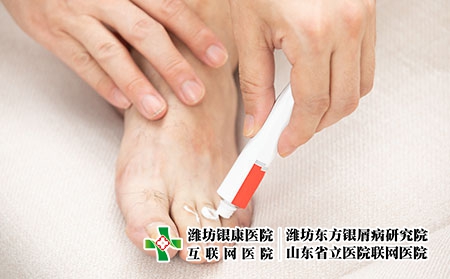 摄图网_501661624_脚部涂抹药膏（企业商用）